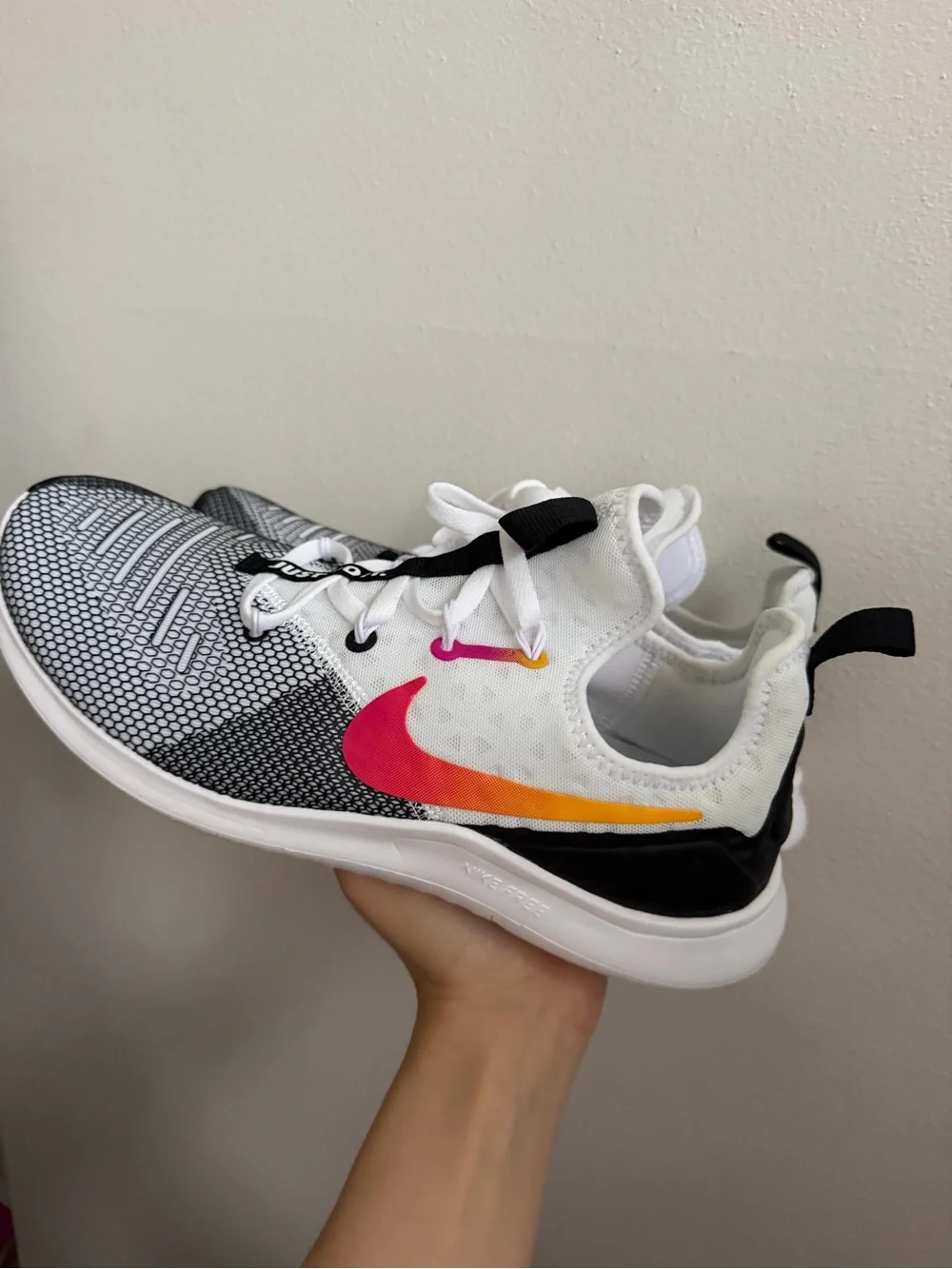 The Nike Wmns Free TR 8’ Laser Fuschia Shoes in size 8.5 are stylish and comfort